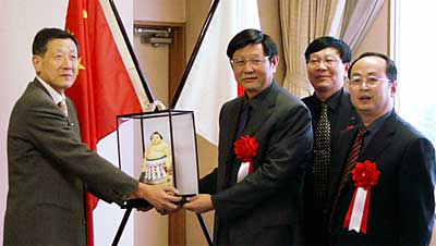 昨年4月28日、三条市の市制70周年記念式典のために来条、高橋三条市長を表敬訪問した謝松保鄂州市長ら