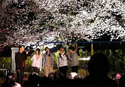 16日、北陽保育園で開かれた観桜会コンサートでコーラスを披露する日下ファミリー