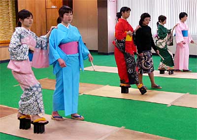 8日行われた分水おいらん道中の練習
