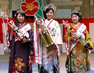 左からミス雪椿の内田さん、ミス雪椿クイーンの堀江さん、ミス雪椿の酒井さん