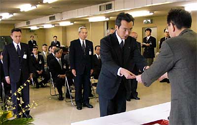 1日行われた三条市の平成17年度異動辞令交付式