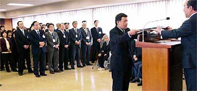 高橋市長から退職者に感謝状贈呈