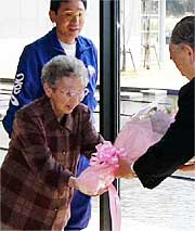 50万人目で小池加茂市長から花束を受け取る諸橋さん