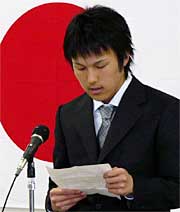 新入社員代表のお礼のことばを述べる渡辺さん