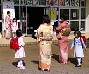 1年生親子が玄関前で記念撮影