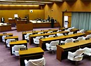臨時会が閉会し、三条市71年の歴史とともに歩んだ市議会も幕を閉じ、新三条市の誕生を待つ