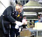 打ち初めを行う高橋三条市長