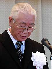 式典で式辞を述べる佐藤村長
