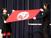 市旗降納で式を降ろす第三中学校2年生