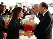 職員から花束を受け取る三役と教育長