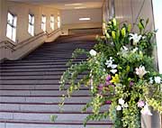 ボランティアが階段の下に生けた花