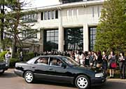 車に乗った三役らを職員が見送る