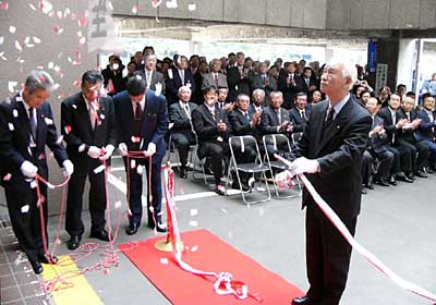 新三条市の開庁式でテープカットを行う佐藤市長職務代理者（右）と旧市町村議会議長