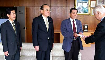 左から三條信用組合の大川本店長、軽部常務理事、伊藤大会委員長、佐藤市長職務執行者