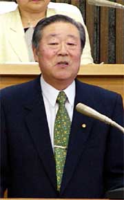 新議長に就任、あいさつする川上市議