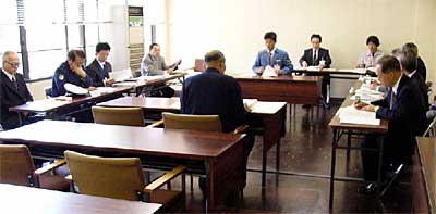 25日開かれた三条市長選立候補予定者説明会の出席は高橋一夫氏の陣営だけ