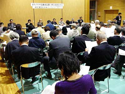 25日、燕市の東公民館で開かれたまちづくり協議会住民説明会