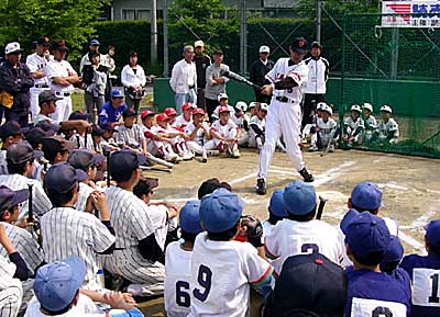 三条で開かれた読売さわやか野球教室でスイングの手本を見せて指導する篠塚コーチ