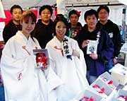 天狗の面などのまつりグッズを売る三条若衆会
