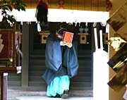 神殿から拝殿へ御霊を移す藤崎宮司