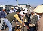 仮設住宅で生活する旧山古志村の人たちに支援物資を手渡す三条商工会議所青年部