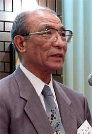 会長就任のあいさつをする上木初代会長
