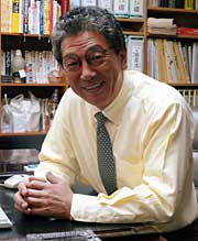 県央研究所30周年で『風のつぶやき』を出版する高野理事長