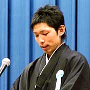 20歳の誓いを述べる小柳さん