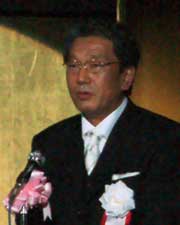 あいさつする高野理事長