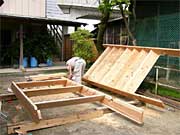参拝者が拝殿から降りるための階段を作る作業