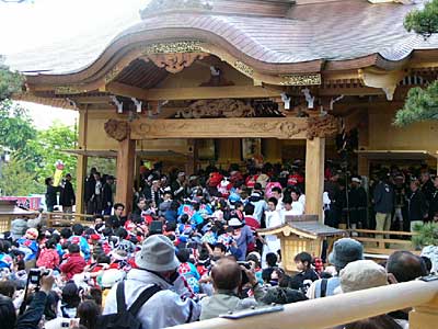 八幡宮の舞い込み、子どもを肩車して拝殿へ