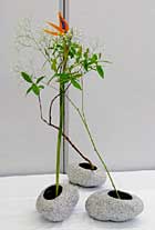 細長い茎の線をいかした作品