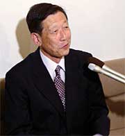 会見する高橋氏