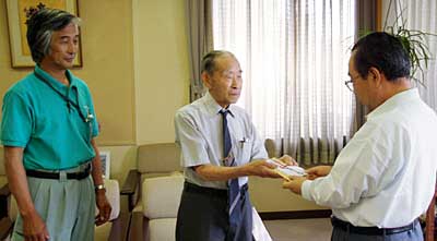 左から吟道桂月流の高橋会長、霜鳥大会会長、高橋市長
