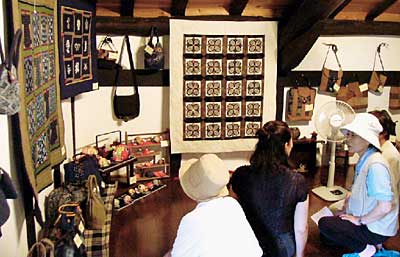 保ーむぎゃら里ー瑞門で12日まで開かれている小林節子パッチワーク教室の作品展