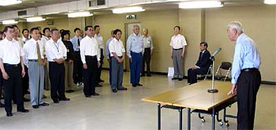 10日朝、三条市役所で行われた佐藤市長職務執行者の退任あいさつ