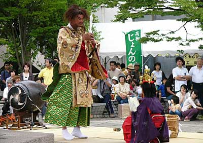 12日開かれた第6回ヤマタノオロチ伝説まつりの八木神社のヤマタノオロチの舞