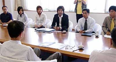 三条市長に提案書を提出する「三条市四橋架け替え工事に関し集まった市民の会」