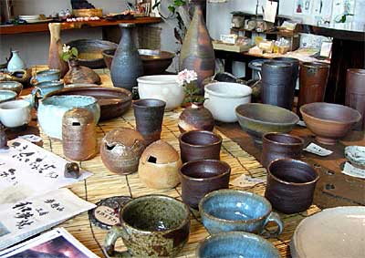 「うつわや風花」で開かれている「和夢焼作品展・焼き〆の器たち」