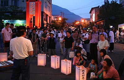 25日夜行われた第10回やひこホタルまつり