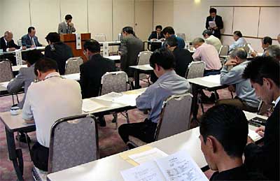 2日開かれた燕研磨工業会の平成17年度定時総会