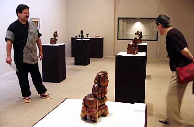 12日まで燕市産業史料館で開かれている「渡辺裕之うるし展」