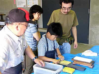 18日、三条鍛冶道場で開かれた親子包丁研ぎ教室