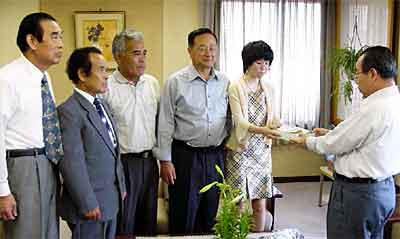 左から小沢さん、赤塚市議、田辺市議、湯川さん、美果さん、高橋市長