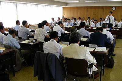 24日開かれた燕市議会合併調査特別委員会