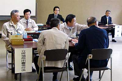 5日午前8時半に始まった三条市長選挙の立候補届出