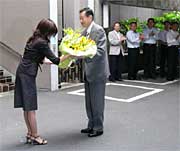 正面玄関で職員の出迎えを受ける高橋市長