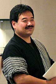 会場の渡辺裕之さん