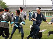 必死の形相で走って糸を引く