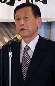 あいさつする高橋一夫氏